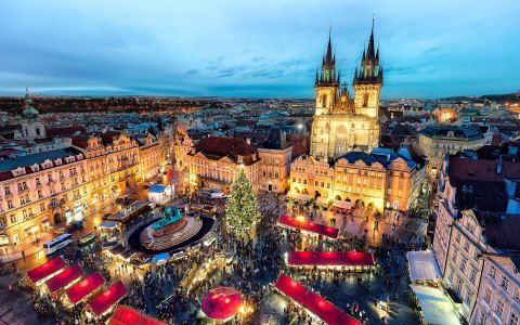 Staroměstské náměstí s vánočním stromem za modré hodiny