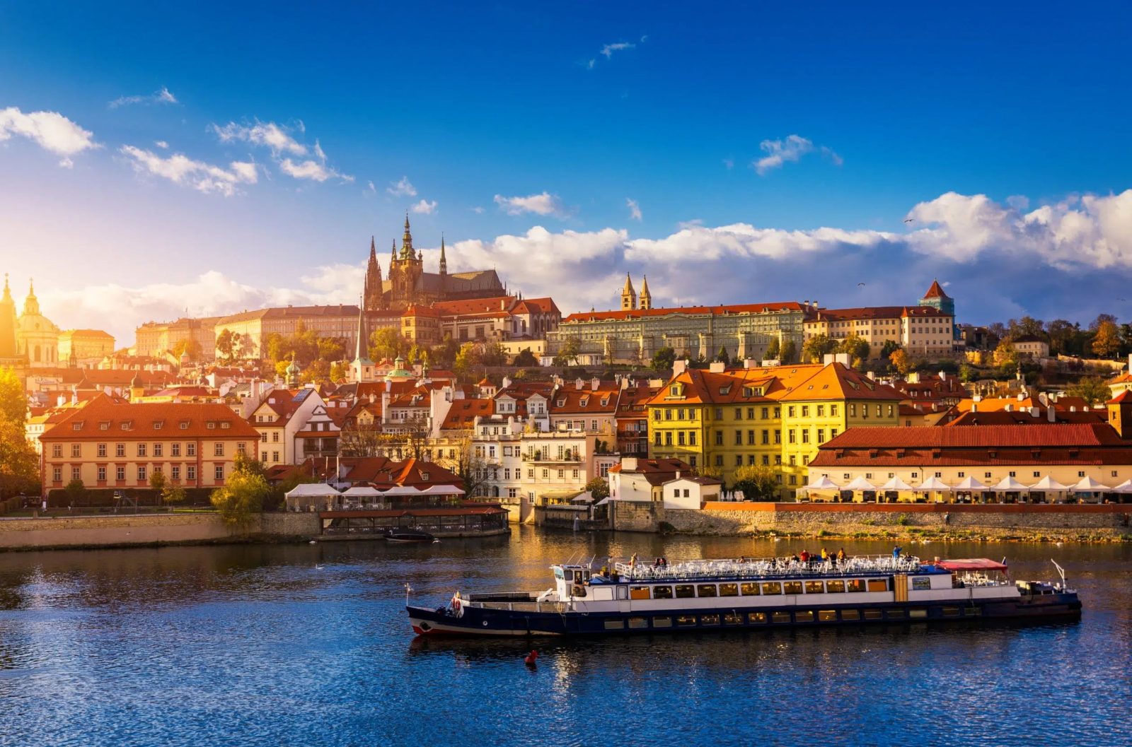 Loď na Vltavě pod panoramatem Pražského hradu