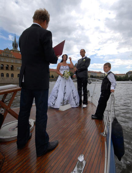 Svatba na lodi v Praze